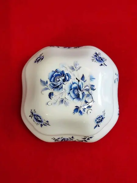 Foto de um(a) Porta Joia em Porcelana Branca e Floral Azul Cobalto, Década de 1970, da categoria de Porta-Jóias. Porta joia em porcelana branca com estampa floral em azul cobalto, década de 1970.A: 6 cm / L: 10,5 cm / P: 10,5 cm peso:... Mostrado de uma perspectiva diferente. Vendido no marketplace Trésors.