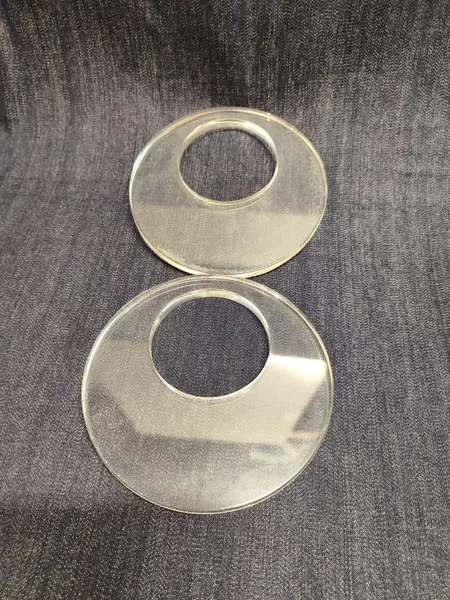 Foto de um(a) Par de Argolas em Acrílico Transparente, Puxadores de Cortina, Década de 1970, da categoria de Anéis e cornijas para cortinas. Par de argolas em acrílico transparente usadas como puxadores de cortinas, decada de 1970. Diâmetro: 14 cm / Espessura: 1 cm... Mostrado de uma perspectiva diferente. Vendido no marketplace Trésors.