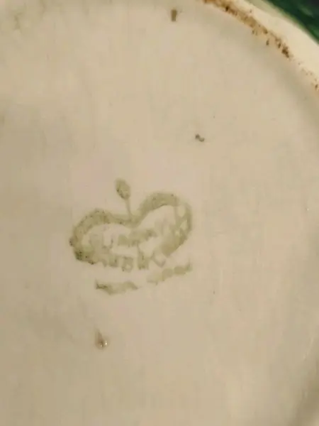 Foto de um(a) Caneco Porcelana em Formato de Nozes e Esquilo, Cerâmica Guarani, Década de 1940, da categoria de Canecas. Caneco porcelana laranja e verde com a forma de noz e esquilo como alça, década de 194. Fabricante: cerâmica guarani A: 11... Mostrado de uma perspectiva diferente. Vendido no marketplace Trésors.