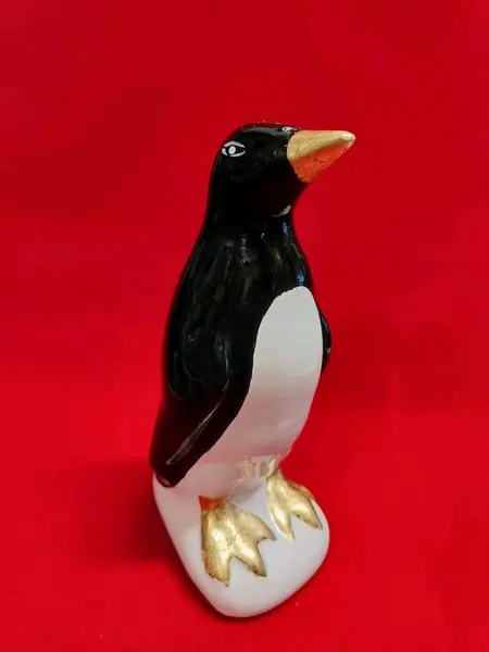 Foto de um(a) Pinguim de Geladeira em Porcelana, Clássico Dos Anos 50, da categoria de Objetos decorativos. Pinguim de geladeira em porcelana com pés e bico dourados, um clássico dos anos 50. A: 22 cm / L: 9,4 cm / P: 9 cm Base: 8,5... Mostrado de uma perspectiva diferente. Vendido no marketplace Trésors.