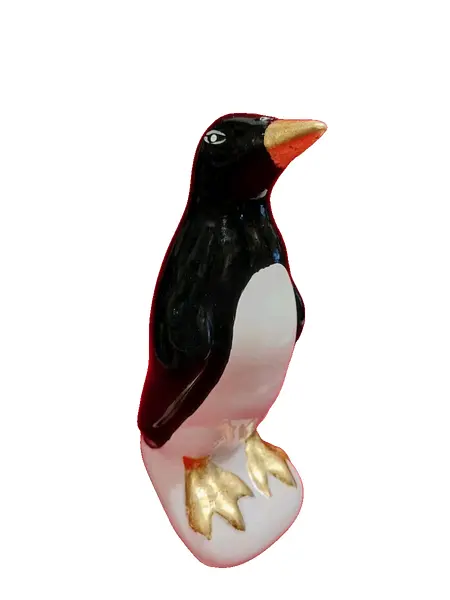 Foto de um(a) Pinguim de Geladeira em Porcelana, Clássico Dos Anos 50, da categoria de Objetos decorativos. Pinguim de geladeira em porcelana com pés e bico dourados, um clássico dos anos 50. A: 22 cm / L: 9,4 cm / P: 9 cm Base: 8,5... Vendido no marketplace Trésors.