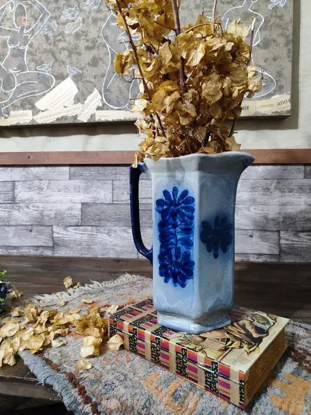 Foto de um(a) Jarra Borrão Azul Cobalto, Cerâmica Germany, da categoria de Garrafas, potes e jarros. Jarra borrão com a tradicional estampa floral em azul cobalto e fundo em tons de azulejos e cinza. Fabricada pela fábrica de... Mostrado de uma perspectiva diferente. Vendido no marketplace Trésors.