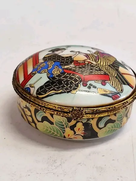 Foto de um(a) Combo com Três Caixas em Porcelana Estampa Cenas Japonesas, Década de 1980, da categoria de Cestos e Caixas. Combo com três caixas em porcelana. Estampas com cenas japonesas, gueixas e flores. Fecho dourado e contorno da caixa com... Mostrado de uma perspectiva diferente. Vendido no marketplace Trésors.