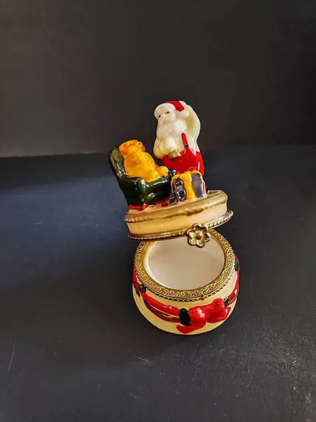 Foto de um(a) Caixinha Porcelana Papai Noel, Década de 2000, da categoria de Cestos e Caixas. Caixa em porcelana policromada com motivo natalino, década de 2000. A: 9,5 cm / Diâmetro: 6 cm peso: 145 g. Mostrado de uma perspectiva diferente. Vendido no marketplace Trésors.