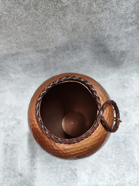 Foto de um(a) Vaso em Alumínio Repuxado e Pátina Cobre, Década de 1980, da categoria de Vasos. Vaso em alumínio repuxado com pátina cobre envelhecida .com acabamento em trama de couro e pendente em latão, década de... Mostrado de uma perspectiva diferente. Vendido no marketplace Trésors.
