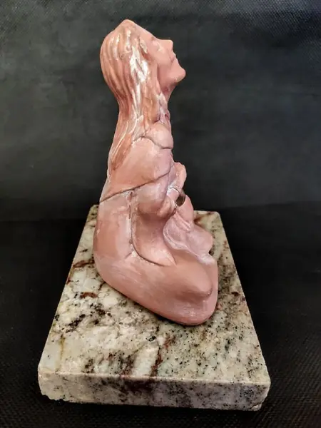 Foto de um(a) Escultura Cristal Woman Anos 90, da categoria de Escultura. Escultura feminina em resina com pátina terracota com um cristal nas mãos, base em granito, década de 1990. A: 15 cm / L:... Mostrado de uma perspectiva diferente. Vendido no marketplace Trésors.