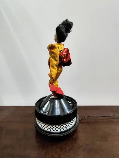 Foto de um(a) Luminária Gueixa Japonesa, Década de 1960, da categoria de Abajures. Luminária de mesa dos anos 1960: ao centro um gueixa japonesa com seu traje típico e redoma em vidro. Parte inferior fica a... Mostrado de uma perspectiva diferente. Vendido no marketplace Trésors.