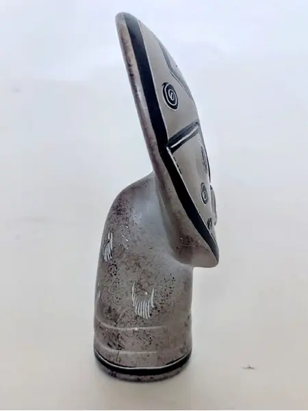 Foto de um(a) Escultura Africana Anos 80, da categoria de Escultura. Escultura africana em pedra com pintura em preto e branco, década de 1980.A: 11,5 cm L: 6 cm P: 5 cm Peso: 213 g. Mostrado de uma perspectiva diferente. Vendido no marketplace Trésors.