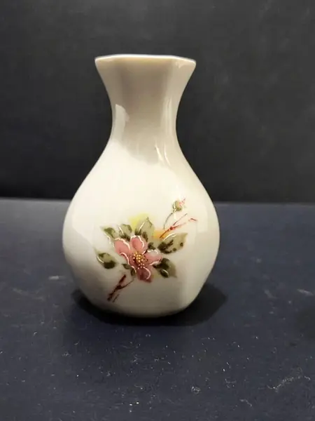 Foto de um(a) Combo Três Vasinhos em Porcelana, Década de 1980, da categoria de Vasos. Combo com três vasos em porcelana policromada com motivo floral. A: 7,4 cm e 5,3 cm Diâmetro: 4,7 cm e 5,4 cm Peso total:... Mostrado de uma perspectiva diferente. Vendido no marketplace Trésors.