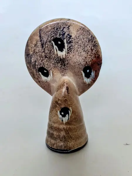 Foto de um(a) Escultura Africana Anos 80, da categoria de Escultura. Escultura africana em pedra com pintura preto e branco, década de 1980.A: 9 cm / L: 5 cm / P: 3 cm Peso: 128 g. Mostrado de uma perspectiva diferente. Vendido no marketplace Trésors.