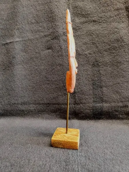 Foto de um(a) Escultura Máscara Africana Terracota, Peça Única, Década de 2000, da categoria de Escultura. Escultura com motivo de máscara africana em terracota, haste em latão e base madeira angelim. Peça assinada mas não... Mostrado de uma perspectiva diferente. Vendido no marketplace Trésors.