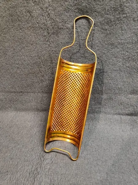 Foto de um(a) Ralador de Queijo em Alumínio com Pátina Cobre, Peça Decorativa, Década de 1970, da categoria de Outros objetos decorativos. Ralador de queijo em alumínio com pátina cobre envelhecida e azinhavrada, da década de 1970. Ideal para uso ou decoração.... Mostrado de uma perspectiva diferente. Vendido no marketplace Trésors.
