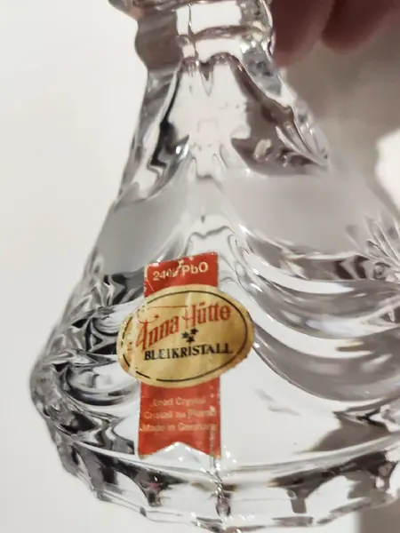 Foto de um(a) Castiçal Alemão Anna Hutte Bleikristal, Década de 1980, da categoria de Castiçais. Castiçal unitário em cristal com relevo e jateado dos anos 1980. Da marca alemã annahütte bleikristall. Com 24% de chumbo na... Mostrado de uma perspectiva diferente. Vendido no marketplace Trésors.