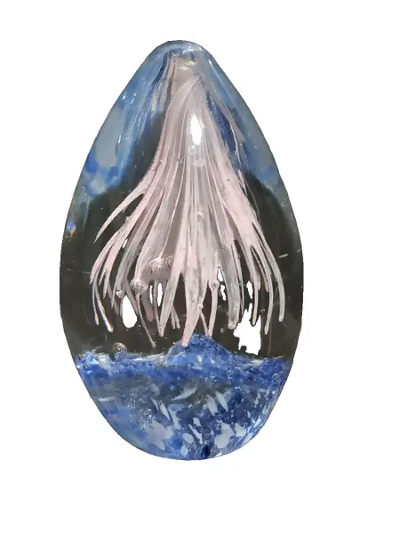 Foto de um(a) Peso de Papel Vidro Anos 80, da categoria de Pesos de papel. Peso de papel em vidro na forma de ovo, transparente, azul e rosinha, década de 1980. A: 8,5 cm / D: 5cm peso: 326g. Vendido no marketplace Trésors.