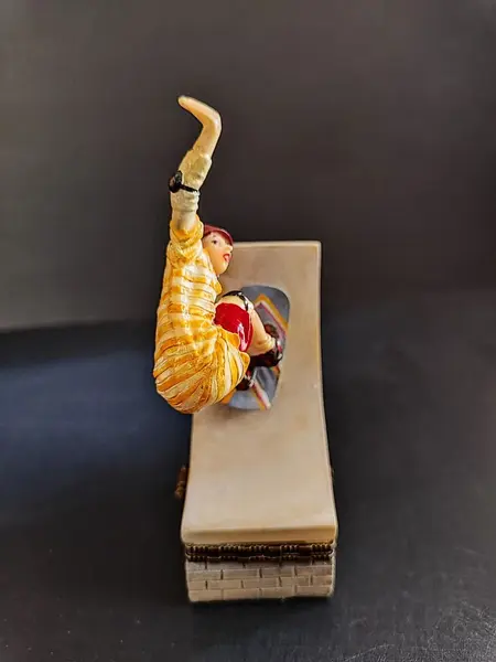Foto de um(a) Caixinha em Resina Skatista, Década de 2000, da categoria de Cestos e Caixas. Caixa de resina policromada com fecho em latão oxidado, década de 2000.A: 10,6 cm L: 5 cm P: 3,5 cm peso: 99 g. Mostrado de uma perspectiva diferente. Vendido no marketplace Trésors.