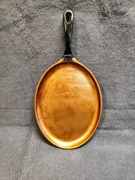 Foto de um(a) Frigideira Elíptica em Ferro com Pátina Cobre, Panela Mineira, Década de 2000, da categoria de Panelas. Frigideira elíptica em ferro da marca panela mineira, com acabamento em pátina cobre envelhecida e azinhavrada. Peça... Mostrado de uma perspectiva diferente. Vendido no marketplace Trésors.