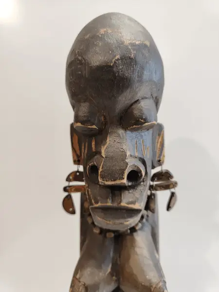 Foto de um(a) Escultura Africana em Madeira Ebanizada Associada a Grupos Como Os Yoruba - Nigéria, da categoria de Escultura. Escultura africana em madeira ebanizada associada a grupos como os yoruba - nigéria. Retrata figura antropomórfica,... Mostrado de uma perspectiva diferente. Vendido no marketplace Trésors.
