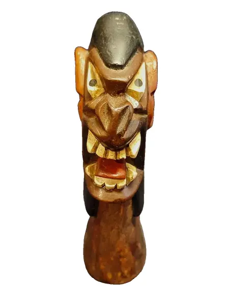 Foto de um(a) Carranca Nordestina em Madeira Policromada, Década de 2000, da categoria de Escultura. Carranca do nordeste brasileiro, feita em madeira policromada com características humanas e animais. Data do século xix,... Vendido no marketplace Trésors.