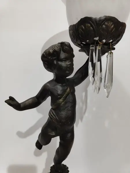 Foto de um(a) Luminária Querubim, Década de 1970, da categoria de Abajures. Luminária querubim em alumínio fundido com pátina bronze, cúpula em opalina e pingentes em cristal facetado, década de 1970.... Mostrado de uma perspectiva diferente. Vendido no marketplace Trésors.