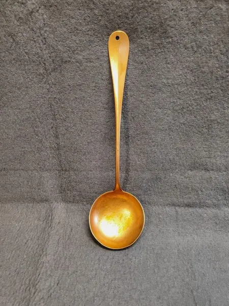 Foto de um(a) Concha em Alumínio Fundido, Peça Decorativa, Década de 1980, da categoria de Colheres. Concha em alumínio fundido, acabamento em pátina cobre envelhecida e azinhavrada, década de 1980.A: 31,5 cm / L: 8,6 cm / P:... Mostrado de uma perspectiva diferente. Vendido no marketplace Trésors.