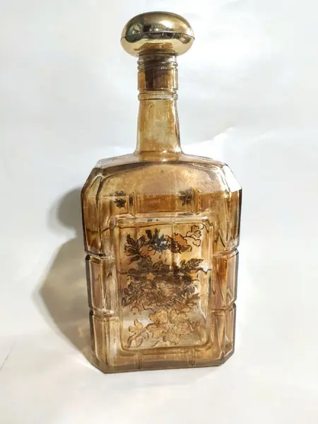 Foto de um(a) Conjunto Indiano Anos 70, da categoria de Jogos de taças e copos. Conjunto indiano e folheado a ouro, 6 copos em vidro (made in korea) e 1 garrafa em cristal âmbar com pintura floral para... Mostrado de uma perspectiva diferente. Vendido no marketplace Trésors.