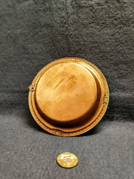 Foto de um(a) Pratinho Fundo Infantil em Latão, Década de 1960, da categoria de Pratos Decorativos. Pratinho fundo infantil em latão com pátina cobre envelhecida e azinhavrada, com suporte para pendurar, década de 1960.... Mostrado de uma perspectiva diferente. Vendido no marketplace Trésors.