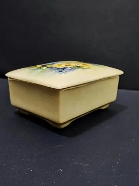 Foto de um(a) Caixa em Porcelana Floral, Década de 1980, da categoria de Cestos e Caixas. Caixa de porcelana policromada com motivo floral pintado à mão. Assinada por magali, 1984 e ainda com etiqueta de papel. A:... Mostrado de uma perspectiva diferente. Vendido no marketplace Trésors.