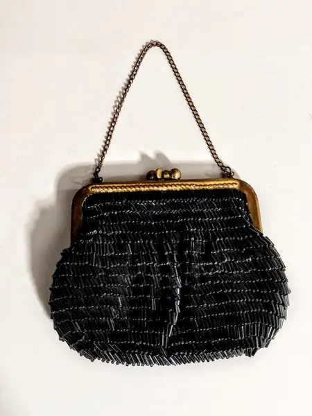 Foto de um(a) Bolsa de Festa Canutilhos e Latão, Década de 1970, da categoria de Bolsas. Bolsa de festa bordada à mão com canutilhos pretos, fecho e corrente em latão com forro em perfeito estado, década de 1970. ... Mostrado de uma perspectiva diferente. Vendido no marketplace Trésors.
