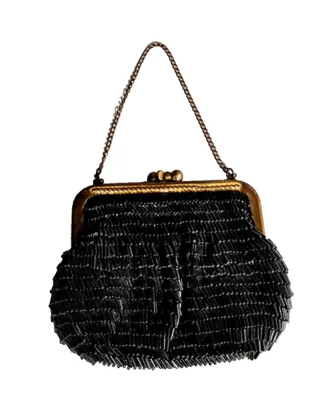 Foto de um(a) Bolsa de Festa Canutilhos e Latão, Década de 1970, da categoria de Bolsas. Bolsa de festa bordada à mão com canutilhos pretos, fecho e corrente em latão com forro em perfeito estado, década de 1970. ... Vendido no marketplace Trésors.