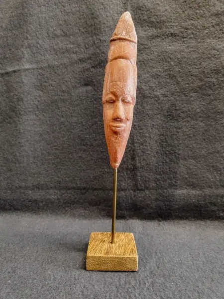 Foto de um(a) Escultura Máscara Africana Terracota, Peça Única, Década de 2000, da categoria de Escultura. Escultura com motivo de máscara africana em terracota, haste em latão e base madeira angelim. Peça assinada mas não... Mostrado de uma perspectiva diferente. Vendido no marketplace Trésors.