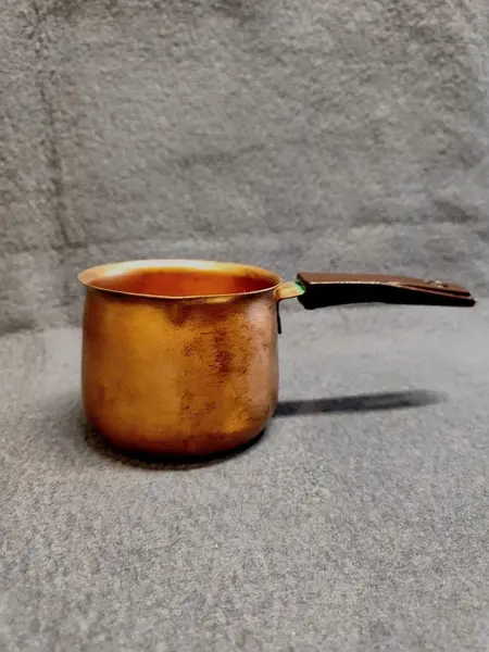 Foto de um(a) Panelinha em Alumínio com Pátina Cobre e Baquelite, Década de 2000, da categoria de Outros objetos decorativos. Panelinha de alumínio com acabamento em pátina cobre envelhecida e azinhavrada, com cabo de baquelite. Peça decorativa dos... Mostrado de uma perspectiva diferente. Vendido no marketplace Trésors.