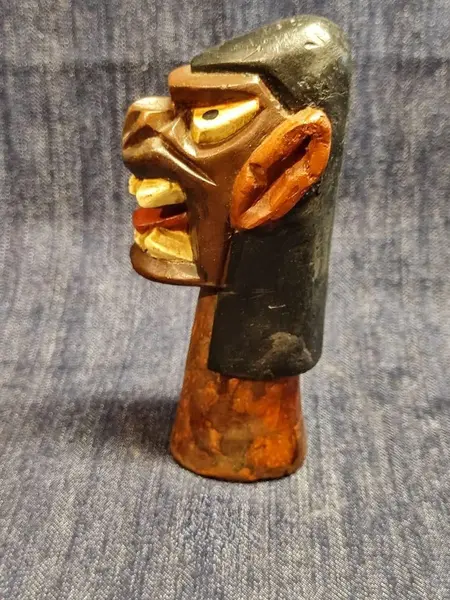 Foto de um(a) Carranca Nordestina em Madeira Policromada, Década de 2000, da categoria de Escultura. Carranca do nordeste brasileiro, feita em madeira policromada com características humanas e animais. Data do século xix,... Mostrado de uma perspectiva diferente. Vendido no marketplace Trésors.
