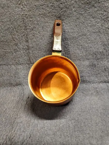 Foto de um(a) Panelinha em Alumínio com Pátina Cobre e Baquelite, Década de 2000, da categoria de Outros objetos decorativos. Panelinha de alumínio com acabamento em pátina cobre envelhecida e azinhavrada, com cabo de baquelite. Peça decorativa dos... Mostrado de uma perspectiva diferente. Vendido no marketplace Trésors.