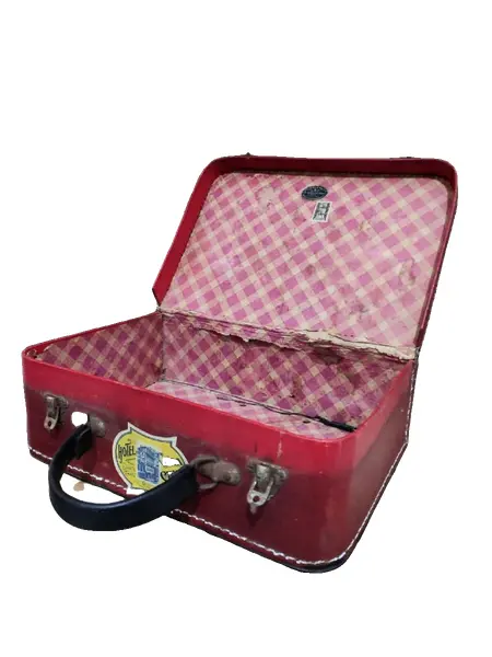 Foto de um(a) Malinha Brasileira Anos 50, da categoria de Malas. Malinha de mão brasileira em papelão com reclames de hotéis antigos, década de 1950, fabricada em Curitiba por Pugsley e... Vendido no marketplace Trésors.