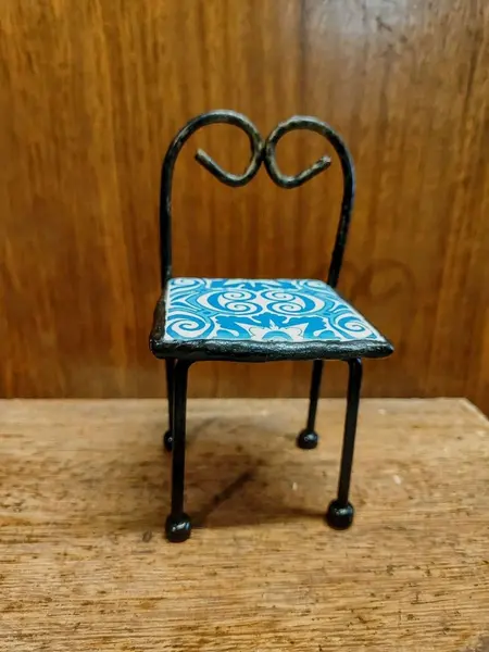 Foto de um(a) Miniatura de Cadeira em Ferro e Azulejo, Década de 2010, da categoria de Modelos e estatuetas. Miniatura de cadeira em ferro com pátina oxidada e um leve dourado, assento em azulejo azul e branco, motivo geométrico,... Mostrado de uma perspectiva diferente. Vendido no marketplace Trésors.