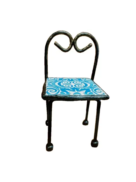 Foto de um(a) Miniatura de Cadeira em Ferro e Azulejo, Década de 2010, da categoria de Modelos e estatuetas. Miniatura de cadeira em ferro com pátina oxidada e um leve dourado, assento em azulejo azul e branco, motivo geométrico,... Vendido no marketplace Trésors.