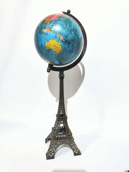 Foto de um(a) Globo Terrestre Eiffel, da categoria de Globos. Globo eiffel. Globo terrestre tendo como base a clássica torre eiffel, em metal com pátina bronze envelhecida e globo em... Mostrado de uma perspectiva diferente. Vendido no marketplace Trésors.