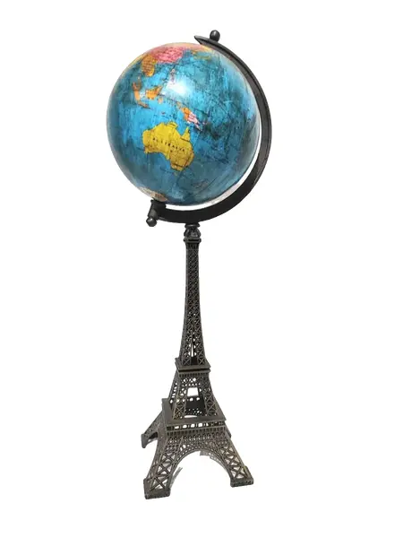 Foto de um(a) Globo Terrestre Eiffel, da categoria de Globos. Globo eiffel. Globo terrestre tendo como base a clássica torre eiffel, em metal com pátina bronze envelhecida e globo em... Vendido no marketplace Trésors.