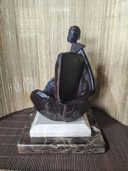 Foto de um(a) Escultura Guerreiro Africano Anos 80, da categoria de Escultura. Escultura de guerreiro africano em resina com pátina marrom envelhecida e base em mármore marrom imperador e travertino.... Mostrado de uma perspectiva diferente. Vendido no marketplace Trésors.