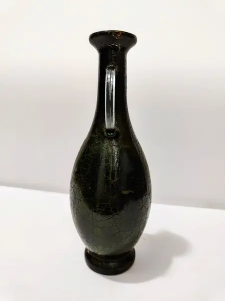 Foto de um(a) Jarra em Vidro com Pescoço Longo, Década de 1980, da categoria de Garrafas, potes e jarros. Jarra de vidro com alça e pescoço longo, década de 1980 com pintura verde escuro.A: 23,5 cm / Diâmetro da boca: 5 cm /... Mostrado de uma perspectiva diferente. Vendido no marketplace Trésors.
