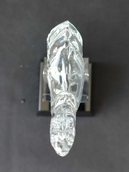 Foto de um(a) Troféu Joinha Cristal, da categoria de Escultura. Escultura em cristal do joinha, base um prisma de quatro faces em cristal preto.A: 21cm Base: 6.5 x 7 x 4.5 cm Peso: 718g. Mostrado de uma perspectiva diferente. Vendido no marketplace Trésors.