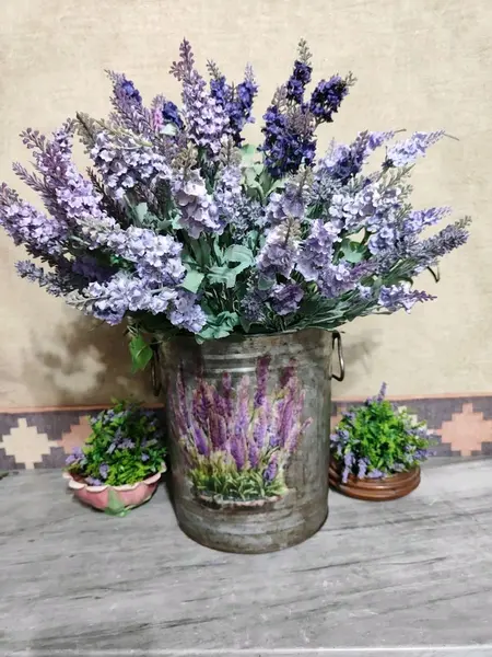 Foto de um(a) Balde em Folha de Flandres Decupage Lavanda, Década de 2000, da categoria de Cestos e Caixas. Balde em folha de flandres, duas alças e decupage de lavanda nos dois lados, década de 2000. Mede: A 26 cm Diametro: 23,5 cm... Mostrado de uma perspectiva diferente. Vendido no marketplace Trésors.