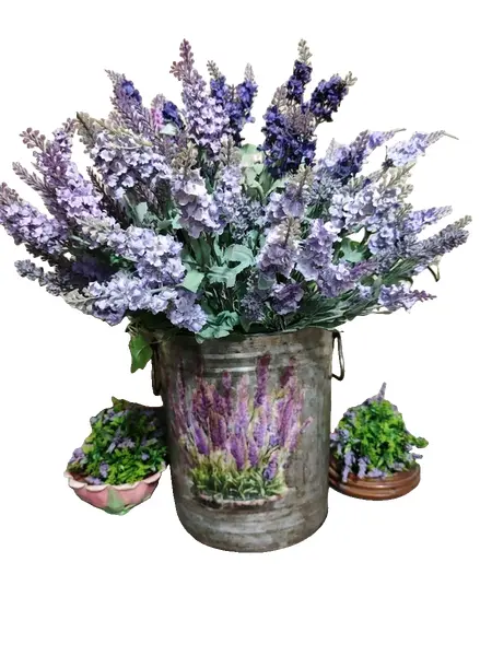 Foto de um(a) Balde em Folha de Flandres Decupage Lavanda, Década de 2000, da categoria de Cestos e Caixas. Balde em folha de flandres, duas alças e decupage de lavanda nos dois lados, década de 2000. Mede: A 26 cm Diametro: 23,5 cm... Vendido no marketplace Trésors.