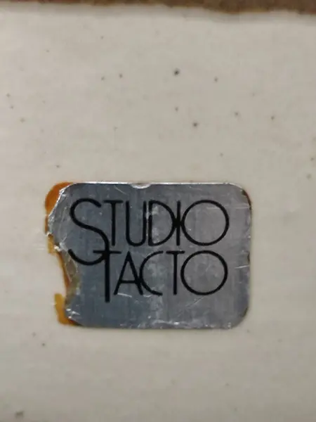Foto de um(a) Jarra Cerâmica Tricolor Studio Tacto, Década de 2000, da categoria de Jarros. Jarra de cerâmica tricolor da marca studio tacto - indústria e comércio de cerâmica tirolesa ltda, década de 2000. A: 18,5... Mostrado de uma perspectiva diferente. Vendido no marketplace Trésors.