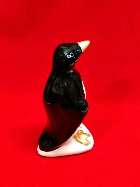 Foto de um(a) Pinguim de Geladeira em Porcelana, Clássico Dos Anos 50, da categoria de Objetos decorativos. Pinguim de geladeira em porcelana com pés e bico dourados, um clássico dos anos 50. A: 22 cm / L: 9,4 cm / P: 9 cm Base: 8,5... Mostrado de uma perspectiva diferente. Vendido no marketplace Trésors.