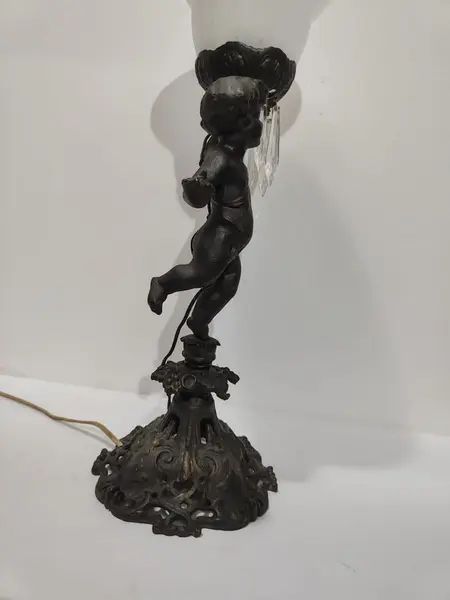Foto de um(a) Luminária Querubim, Década de 1970, da categoria de Abajures. Luminária querubim em alumínio fundido com pátina bronze, cúpula em opalina e pingentes em cristal facetado, década de 1970.... Mostrado de uma perspectiva diferente. Vendido no marketplace Trésors.