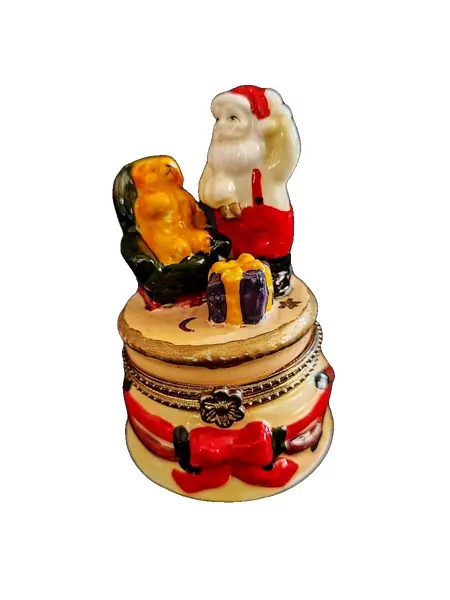 Foto de um(a) Caixinha Porcelana Papai Noel, Década de 2000, da categoria de Cestos e Caixas. Caixa em porcelana policromada com motivo natalino, década de 2000. A: 9,5 cm / Diâmetro: 6 cm peso: 145 g. Vendido no marketplace Trésors.