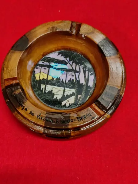 Foto de um(a) Cinzeiro em Madeira e Asas de Borboleta, Década de 1940, da categoria de Cinzeiros e coletores. Cinzeiro em madeira e trabalho com asas de borboleta e vidro, década de 1940. Imagens de pinheiros do paraná, feito em são... Mostrado de uma perspectiva diferente. Vendido no marketplace Trésors.