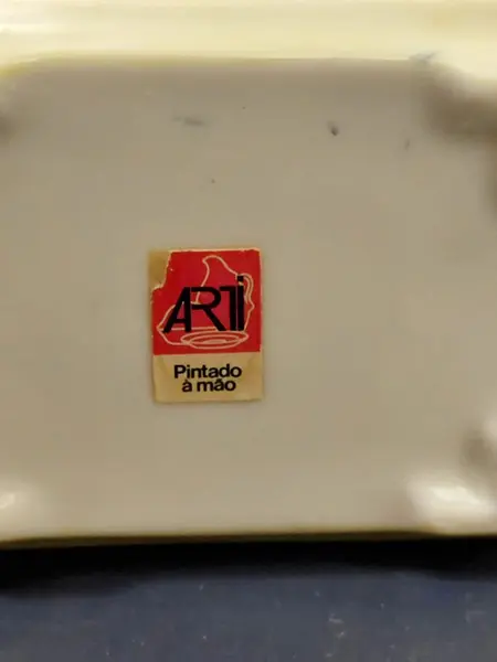 Foto de um(a) Caixa em Porcelana Floral, Década de 1980, da categoria de Cestos e Caixas. Caixa de porcelana policromada com motivo floral pintado à mão. Assinada por magali, 1984 e ainda com etiqueta de papel. A:... Mostrado de uma perspectiva diferente. Vendido no marketplace Trésors.