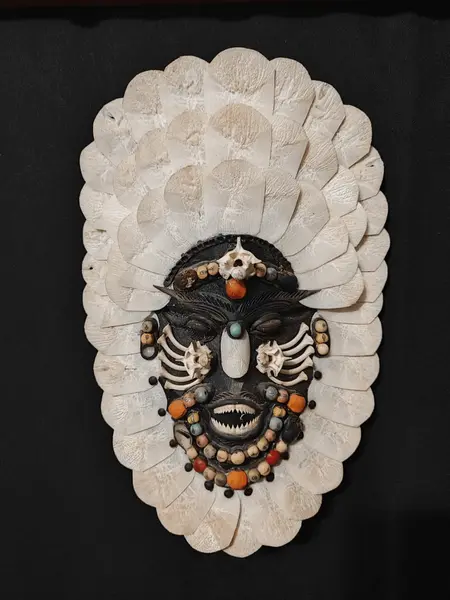 Foto de um(a) Máscara Indigena Confeccionada com Escamas de Pirarucu, Dentes de Piranhas e Sementes, Déc 1980, da categoria de Escultura. Arte indígena: máscara confeccionada com escamas de pirarucu, dentes de piranhas e sementes. Década de 1980. 34cm de altura... Mostrado de uma perspectiva diferente. Vendido no marketplace Trésors.